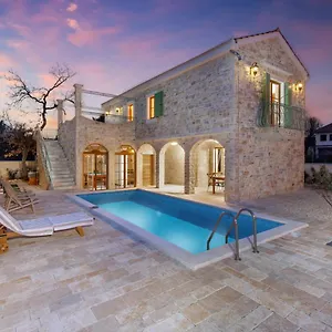 Perina Biograd, Something Completely Different Villa
